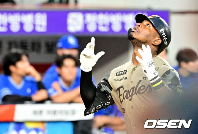 [OSEN=대전, 지형준 기자] 20일 대전 한화생명 볼파크에서 2026 신한 SOL KBO리그 한화 이글스와 삼성 라이온즈의 경기가 열렸다.한화는 왕옌청, 삼성은 장찬희를 선발로 내세웠다.4회말 2사 1,3루에서 한화 페라자가 우월 스리런포를 날리며 기뻐하고 있다. 2026.06.20/ jpnews@osen.co.kr
