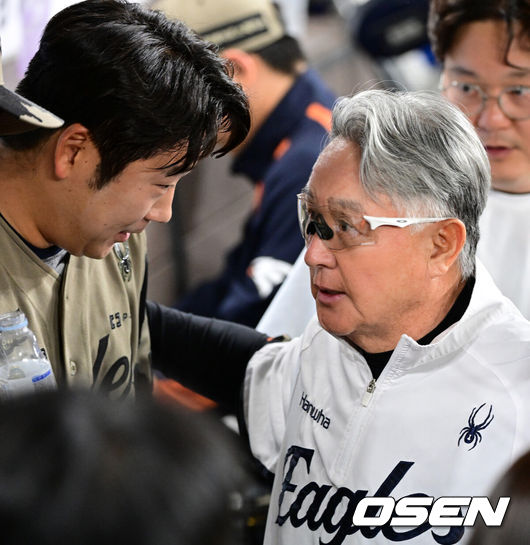 [OSEN=대전, 지형준 기자] 프로야구 한화 이글스가 드디어 6연패의 늪에서 벗어났다.한화는 20일 대전한화생명볼파크에서 열린 삼성 라이온즈와의 홈경기에서 막강 화력을 앞세워 10-4 승리를 거뒀다. 김경문 감독은 KBO 역대 4번째 2000경기 출장 기록을 세웠다. 외국인 타자 요나단 페라자는 817일 만에 1경기 멀티 홈런을 쏘아 올렸다. 반면 삼성은 연승 행진을 '5'에서 마감했다.경기를 마치고 한화 김경문 감독이 이민우를 격려하고 있다. 2026.06.20/ jpnews@osen.co.kr