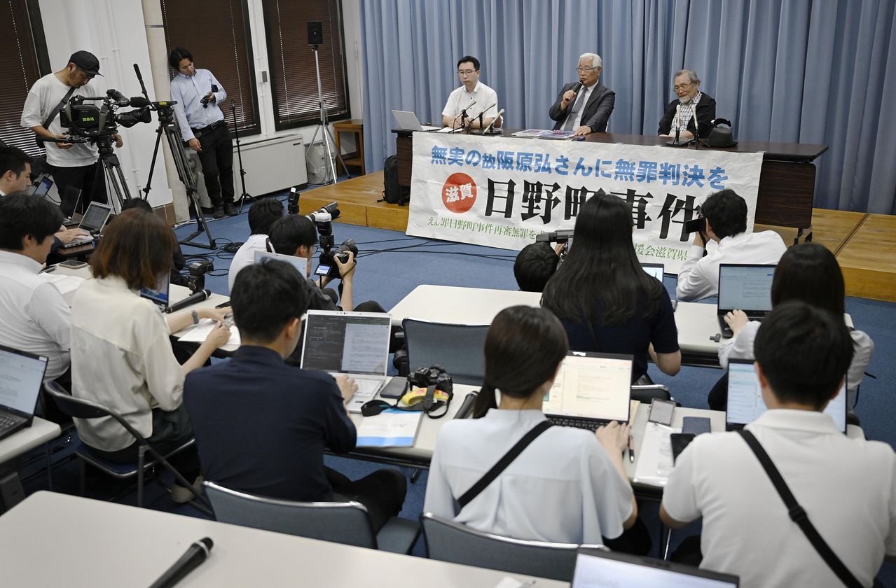 무죄가 최종 확정된 사카하라 사건과 관련해 지난 15일 일본 오사카시에서 열린 기자회견에 참석한 유가족들이 입장을 밝히고 있다. 교도=연합뉴스