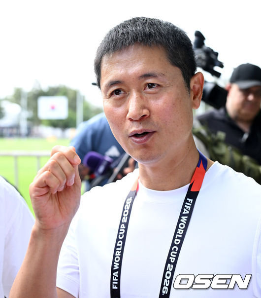 [OSEN=사포판(멕시코), 이대선 기자] 2026 북중미 월드컵에 참가하는 대한민국 축구국가대표팀이 11일(한국시각) 멕시코 과달라하라 인근 사포판의 치바스 베르데 바예에서 훈련을 진행했다.대한민국 월드컵대표팀은 오는 12일 오전 11시(한국시각) 체코와 2026년 북중미 월드컵 조별리그 A조 1차전을 펼친다.훈련장을 방문한 이영표 해설위원이 취재진과 이야기룰 나누고 있다. 2026.06.11 /sunday@osen.co.kr