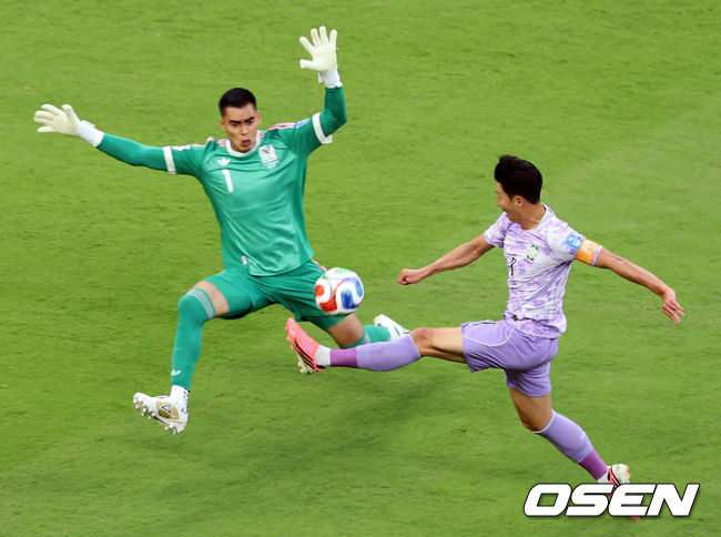 [OSEN=과달라하라(멕시코), 이대선 기자] 홍명보 감독이 이끄는 대한민국 축구대표팀은 19일 오전 10시(이하 한국시간) 멕시코 과달라하라의 에스타디오 과달라하라에서 열린 2026 국제축구연맹(FIFA) 북중미 월드컵 조별리그 A조 2차전에서 멕시코에 0-1로 패했다.이로써 한국은 1승 1패, 승점 3으로 멕시코(승점 6)에 이어 조 2위가 됐다. 체코와 남아프리카공화국이 나란히 승점 1에 머물러 있는 만큼 한국은 남아공과 최종전에서 무승부만 거둬도 조 2위를 확보할 수 있다.전반 대한민국 손흥민이 슛을 시도하고 있다. 2026.06.19 /sunday@osen.co.kr