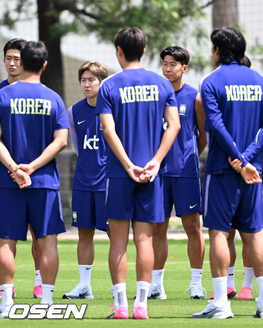 [OSEN=사포판(멕시코), 이대선 기자] 홍명보 감독이 이끄는 대한민국 축구국가대표팀이 20일(한국시각) 멕시코 과달라하라 인근 사포판의 치바스 베르데 바예에서 훈련을 진행했다.한국은 1승 1패, 승점 3으로 멕시코(승점 6)에 이어 조 2위가 됐다. 체코와 남아프리카공화국이 나란히 승점 1에 머물러 있는 만큼 한국은 남아공과 최종전에서 무승부만 거둬도 조 2위를 확보할 수 있다.대한민국 이강인, 손흥민이 홍명보 감독의 말을 듣고 있다. 2026.06.20 /sunday@osen.co.kr