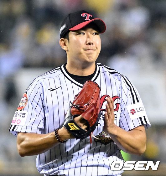 [OSEN=잠실, 조은정 기자] LG 트윈스 투수 손주영이 승리를 기뻐하고 있다. 2026.06.19 /cej@osen.co.kr