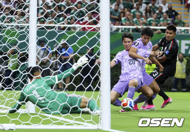 [OSEN=과달라하라(멕시코), 이대선 기자] 홍명보 감독이 이끄는 대한민국 축구대표팀은 19일 오전 10시(이하 한국시간) 멕시코 과달라하라의 에스타디오 과달라하라에서 열린 2026 국제축구연맹(FIFA) 북중미 월드컵 조별리그 A조 2차전에서 멕시코에 0-1로 패했다.이로써 한국은 1승 1패, 승점 3으로 멕시코(승점 6)에 이어 조 2위가 됐다. 체코와 남아프리카공화국이 나란히 승점 1에 머물러 있는 만큼 한국은 남아공과 최종전에서 무승부만 거둬도 조 2위를 확보할 수 있다.후반 대한민국 양현준, 조규성이 슛을 시도하고 있다. 2026.06.19 /sunday@osen.co.kr