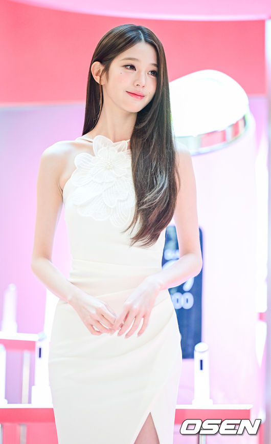 [OSEN=최규한 기자] 11일 오후 서울 신천동 롯데백화점 에비뉴엘에서 뷰티브랜드 팝업 스토어 오픈 행사가 열렸다.이날 행사에는 걸그룹 아이브 장원영이 참석해 자리를 빛냈다.아이브 장원영이 포토타임을 하고 있다. 2026.06.11 / dreamer@osen.co.kr
