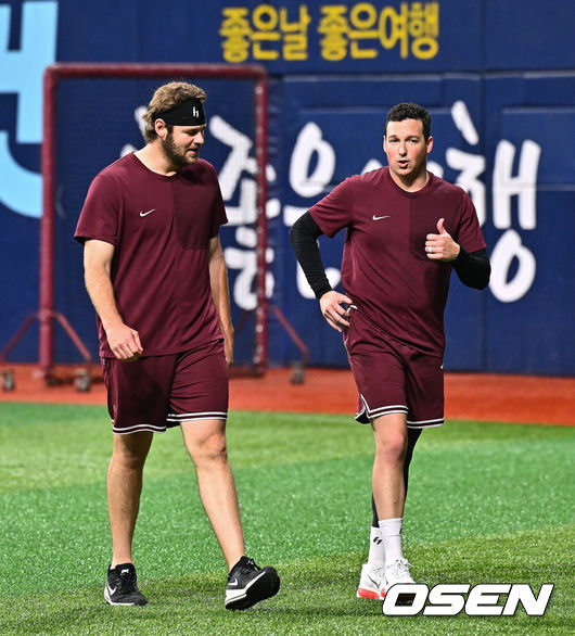 [OSEN=고척, 박준형 기자] 19일 오후 서울 고척스카이돔에서 2026 신한 SOL KBO 리그 키움 히어로즈와 SSG 랜더스의 경기가 진행됐다.이날 경기에서 키움은 박정훈을, SSG는 타케다를 선발투수로 내세웠다.경기 앞서 키움 와일스와 대체 외인투수 로젠버그가 함께 훈련하고 있다  2026.05.19 / soul1014@osen.co.kr