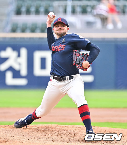 [OSEN=잠실, 박준형 기자] 14일 서울 잠실야구장에서 2026 신한 SOL KBO리그 LG 트윈스와 롯데 자이언츠의 경기가 열렸다.이날 LG는 임찬규를, 롯데는 비슬리를 선발투수로 내세웠다.1회말 롯데 선발투수 비슬리가 역투하고 있다.    2026.06.14 / soul1014@osen.co.kr