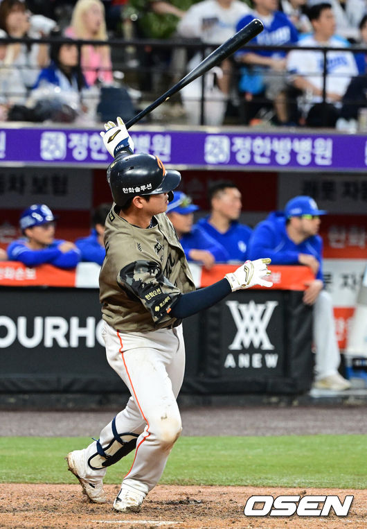 [OSEN=대전, 지형준 기자] 20일 대전 한화생명 볼파크에서 2026 신한 SOL KBO리그 한화 이글스와 삼성 라이온즈의 경기가 열렸다.한화는 왕옌청, 삼성은 장찬희를 선발로 내세웠다.4회말 1사 만루에서 한화 허인서가 역전 2타점 적시타를 날리고 있다. 2026.06.20/ jpnews@osen.co.kr