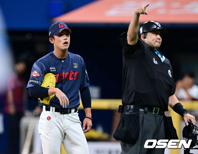[OSEN=고척, 조은정 기자]21일 서울 고척스카이돔에서 2026 신한 SOL Bank KBO리그 키움 히어로즈와 롯데 자이언츠의 경기가 열렸다.홈팀 키움은 배동현을, 방문팀 롯데는 비슬리를 선발로 내세웠다.6회초 1사에서 롯데 현도훈이 키움 박찬혁에게 헤드샷을 던진 뒤 퇴장 당하고 있다. 2026.06.21 /cej@osen.co.kr