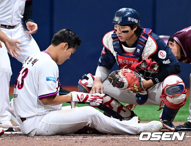 [OSEN=고척, 조은정 기자]21일 서울 고척스카이돔에서 2026 신한 SOL Bank KBO리그 키움 히어로즈와 롯데 자이언츠의 경기가 열렸다.홈팀 키움은 배동현을, 방문팀 롯데는 비슬리를 선발로 내세웠다.6회초 1사에서 키움 박찬혁이 롯데 현도훈에게 헤드샷을 맞았다. 걱정하는 롯데 포수 손성빈. 2026.06.21 /cej@osen.co.kr