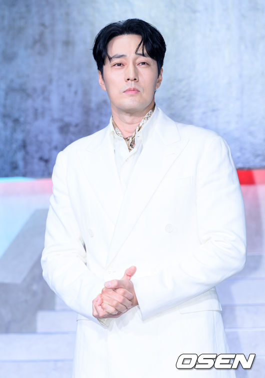 [OSEN=이대선 기자] 5일 서울 중구 앰배서더 서울 풀만 호텔 넷플릭스 시리즈 '광장' 제작발표회가 열렸다.스스로 아킬레스건을 자르고 광장 세계를 떠났던 ‘기준’이, 조직의 2인자였던 동생 ‘기석’의 죽음으로 11년 만에 돌아와 복수를 위해 그 배후를 파헤치는 느와르 액션이다.배우 소지섭이 포토타임을 가지고 있다. 2025.06.05 /sunday@osen.co.kr