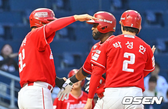 [OSEN=창원, 이석우 기자] 21일 창원NC파크에서 2026 신한 SOL KBO 리그 NC 다이노스와 SSG 랜더스의 경기가 열렸다. 홈팀 NC는 김태경이, 방문팀 SSG 최민준이 선발 출전했다. SSG 랜더스 에레디아가 7회초 무사 1,3루 중월 3점 홈런을 치고 기쁨을 나누고 있다. 2026.06.21 / foto0307@osen.co.kr