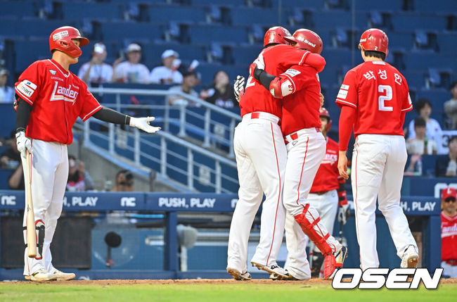 [OSEN=창원, 이석우 기자] 21일 창원NC파크에서 2026 신한 SOL KBO 리그 NC 다이노스와 SSG 랜더스의 경기가 열렸다. 홈팀 NC는 김태경이, 방문팀 SSG 최민준이 선발 출전했다. SSG 랜더스 에레디아가 7회초 무사 1,3루 중월 3점 홈런을 치고 기쁨을 나누고 있다. 2026.06.21 / foto0307@osen.co.kr