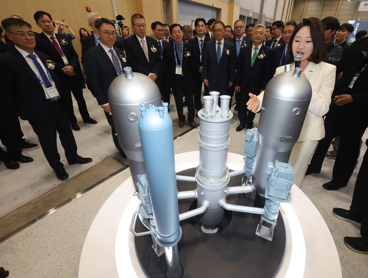 ‘2026 부산국제원자력산업전’이 개막한 지난 4월 22일 부산 해운대구 벡스코 제1전시장에서 관람객들이 혁신형 소형모듈원전(I-SMR) 모형을 둘러보고 있다. 송봉근 객원기자