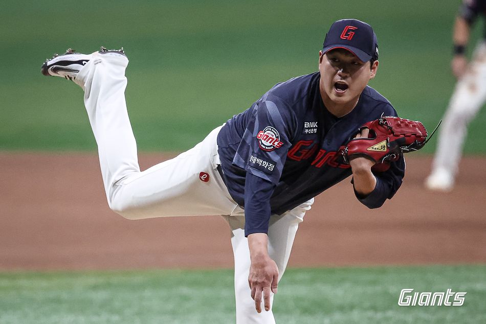 롯데 나균안이 20일 고척 키움전에서 역투하고 있다. 이날 나균안은 6이닝 1실점으로 호투해 4연승의 발판을 놓았다. 사진 롯데 자이언츠