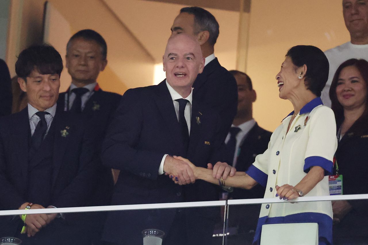 지안니 인판티노 국제축구연맹(FIFA) 회장(가운데)가 21일(한국시간) 타카마도 히사코 일본 공주(오른쪽)와 함께 멕시코 몬테레이 스타디움에서 열린 조별리그 F조 2차전 일본과 튀니지 경기를 관람하고 있다. 로이터=연합뉴스