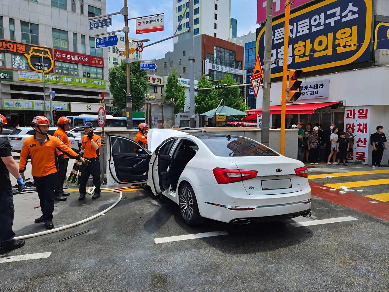 21일 부산시 남구 대연동의 한 도로를 달리던 승용차가 인도 위를 걷던 보행자들을 들이받아, 2명이 숨지고 2명이 다치는 사고가 발생했다. 사진 부산소방재난본부