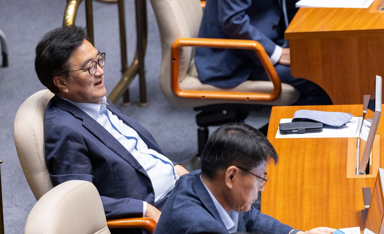 우원식 전 국회의장이 18일 국회에서 열린 6월 임시국회 3차 본회의에 참석해 조정식 국회의장의 회의 진행을 바라보고 있다. 연합뉴스