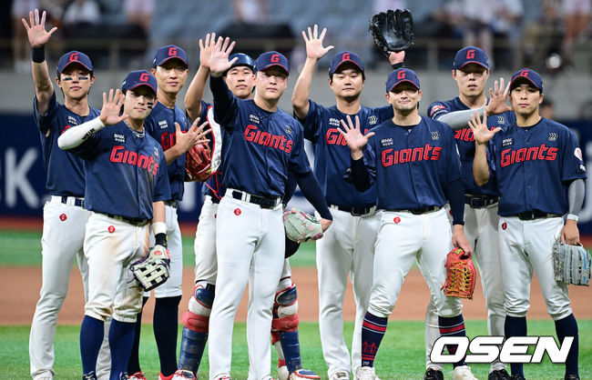 [OSEN=고척, 조은정 기자]프로야구 롯데 자이언츠가 키움 히어로즈를 꺾고 스윕에 성공했다. 시즌 첫 5연승을 달리며 이번 주 5승 1무를 기록했다.롯데는 21일 서울 고척 스카이돔에서 열린 2026 KBO리그 키움과 경기에서 5-3으로 승리했다. 김동현이 쐐기 스리런 홈런을 포함해 2타수 2안타 2볼넷 3타점으로 활약했다. 한동희가 4타수 2안타 1타점을 기록했다.롯데가 승리를 기뻐하고 있다. 2026.06.21 /cej@osen.co.kr