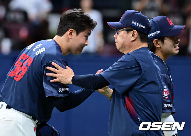 [OSEN=고척, 조은정 기자]프로야구 롯데 자이언츠가 키움 히어로즈를 꺾고 스윕에 성공했다. 시즌 첫 5연승을 달리며 이번 주 5승 1무를 기록했다.롯데는 21일 서울 고척 스카이돔에서 열린 2026 KBO리그 키움과 경기에서 5-3으로 승리했다. 김동현이 쐐기 스리런 홈런을 포함해 2타수 2안타 2볼넷 3타점으로 활약했다. 한동희가 4타수 2안타 1타점을 기록했다.롯데 김태형 감독이 최준용과 승리를 기뻐하고 있다. 2026.06.21 /cej@osen.co.kr