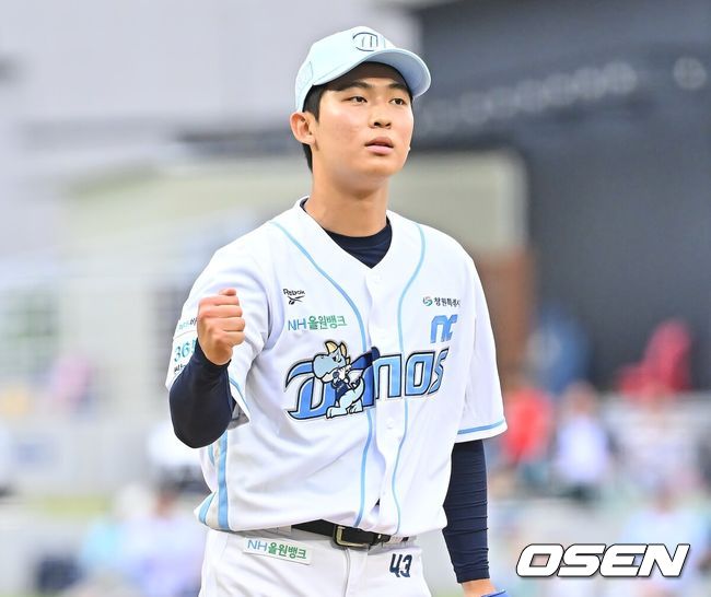 [OSEN=창원, 이석우 기자]NC 다이노스 신영우가 3회초 2사 만루 위기를 넘기고 주먹을 불끈쥐고 있다. 2026.06.21 / foto0307@osen.co.kr