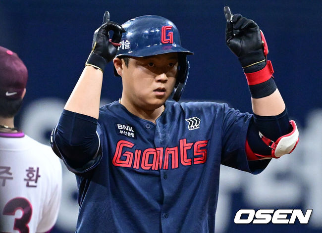 [OSEN=고척, 조은정 기자]21일 서울 고척스카이돔에서 2026 신한 SOL Bank KBO리그 키움 히어로즈와 롯데 자이언츠의 경기가 열렸다.홈팀 키움은 배동현을, 방문팀 롯데는 비슬리를 선발로 내세웠다.4회초 롯데 선두타자 롯데 한동희가 2루타를 날린 뒤 세리머니를 하고 있다. 2026.06.21 /cej@osen.co.kr