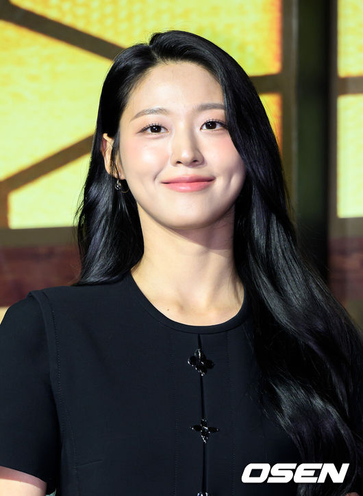[OSEN=이대선 기자] 3일 서울 강남구 코엑스컨벤션센터 그랜드볼룸에서 디즈니+ 시리즈 '조명가게' 제작발표회가 열렸다.‘조명가게’는 어두운 골목 끝을 밝히는 유일한 곳 ‘조명가게’에 어딘가 수상한 비밀을 가진 손님들이 찾아오면서 벌어지는 이야기를 그린 작품이다.배우 김설현이 포토타임을 가지고 있다. 2024.12.03 /sunday@osen.co.kr