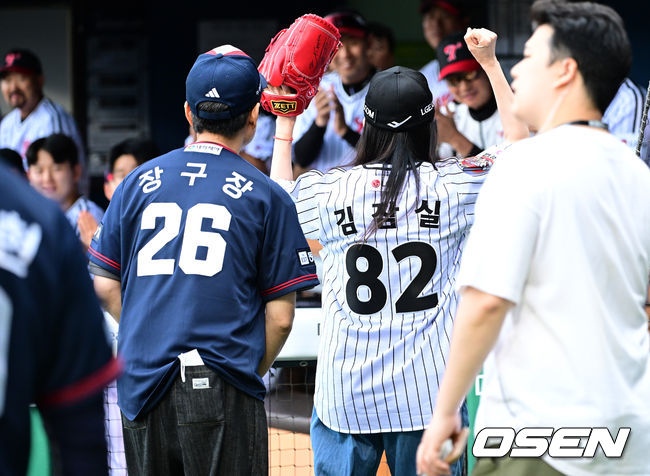 [OSEN=잠실, 최규한 기자] '82번 김잠실'과 '26번 장구장'을 유니폼에 새긴 김은희 작가와 장항준 감독.