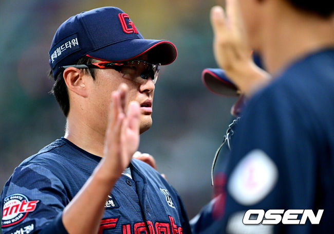 [OSEN=인천, 최규한 기자] 17일 인천 SSG랜더스필드에서 ‘2026 신한 SOL Bank KBO리그’ SSG 랜더스와 롯데 자이언츠의 경기가 열렸다.홈팀 SSG는 김건우, 방문팀 롯데는 박세웅을 선발로 내세웠다.5회말 SSG 공격을 무실점으로 막아낸 롯데 선발 박세웅이 더그아웃으로 향하며 동료들과 인사를 나누고 있다. 2026.06.17 / dreamer@osen.co.kr