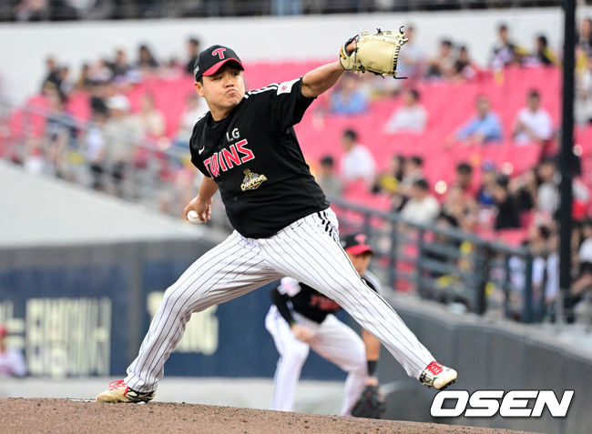 [OSEN=광주, 지형준 기자] 17일 광주-기아 챔피언스필드에서 2026 신한 SOL KBO리그 KIA 타이거즈와 LG 트윈스의 경기가 열렸다.KIA는 아담 올러, LG는 장현식이 선발로 나섰다. 1회말 LG 장현식이 역투하고 있다. 2026.06.17/ jpnews@osen.co.kr