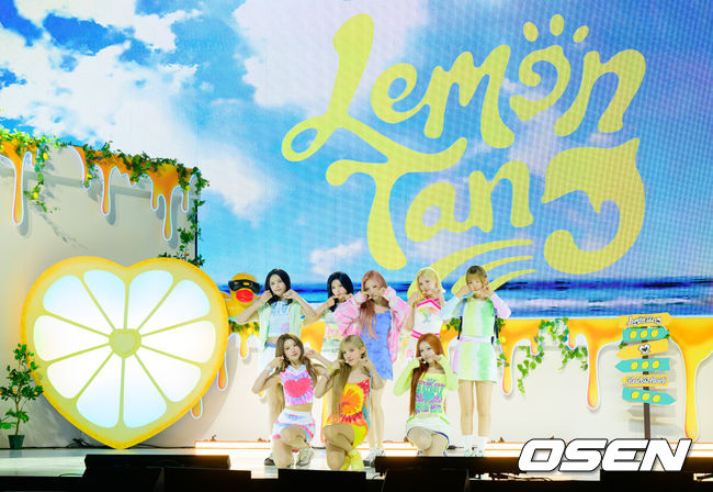 [OSEN=지형준 기자] 가수 하츠투하츠 두 번째 미니앨범 'Lemon Tang' 발매 기념 미디어 쇼케이스가 22일 서울 용산구 블루스퀘어에서 열렸다.이번 미니 2집은 타이틀곡 'Lemon Tang'을 비롯해 지난 2월 발표했던 싱글 'RUDE!(루드!)' 등 총 6곡으로 구성됐다. 싱그러운 여름날 반짝이는 하츠투하츠만의 에너지와 '함께'할 때 더욱 선명해지는 다채로운 감정을 만끽할 수 있는 앨범이다.하츠투하츠가 무대를 선보이고 있다. 2026.06.22/ jpnews@osen.co.kr