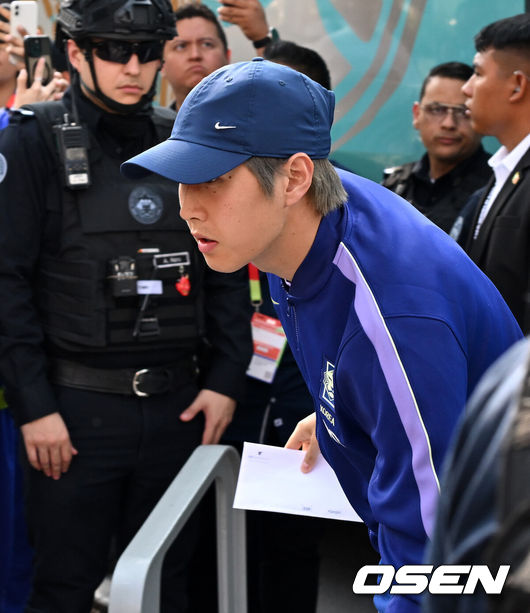 [OSEN=몬테레이(멕시코), 이대선 기자] 홍명보 감독이 이끄는 대한민국 축구대표팀이 22일(한국시간) 멕시코 몬테레이에 입성했다.대한민국 축구대표팀은 오는 25일 오전 10시 멕시코 몬테레이 스타디움에서 남아프리카공화국을 상대로 2026 국제축구연맹(FIFA) 북중미 월드컵 조별리그 A조 최종 3차전을 치른다. 대한민국 이강인이 숙소로 향하고 있다. 20206.06.22 /sunday@osen.co.kr