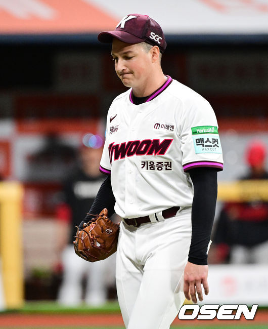 [OSEN=고척, 지형준 기자] 28일 오후 서울 고척스카이돔에서 2026 신한 SOL KBO리그 키움 히어로즈와 KIA 타이거즈의 경기가 열렸다.이날 키움은 케니 로젠버그, KIA는 황동하를 선발로 내세웠다.5회초 수비를 마친 키움 로젠버그가 더그아웃으로 향하고 있다. 2026.05.28/ jpnews@osen.co.kr