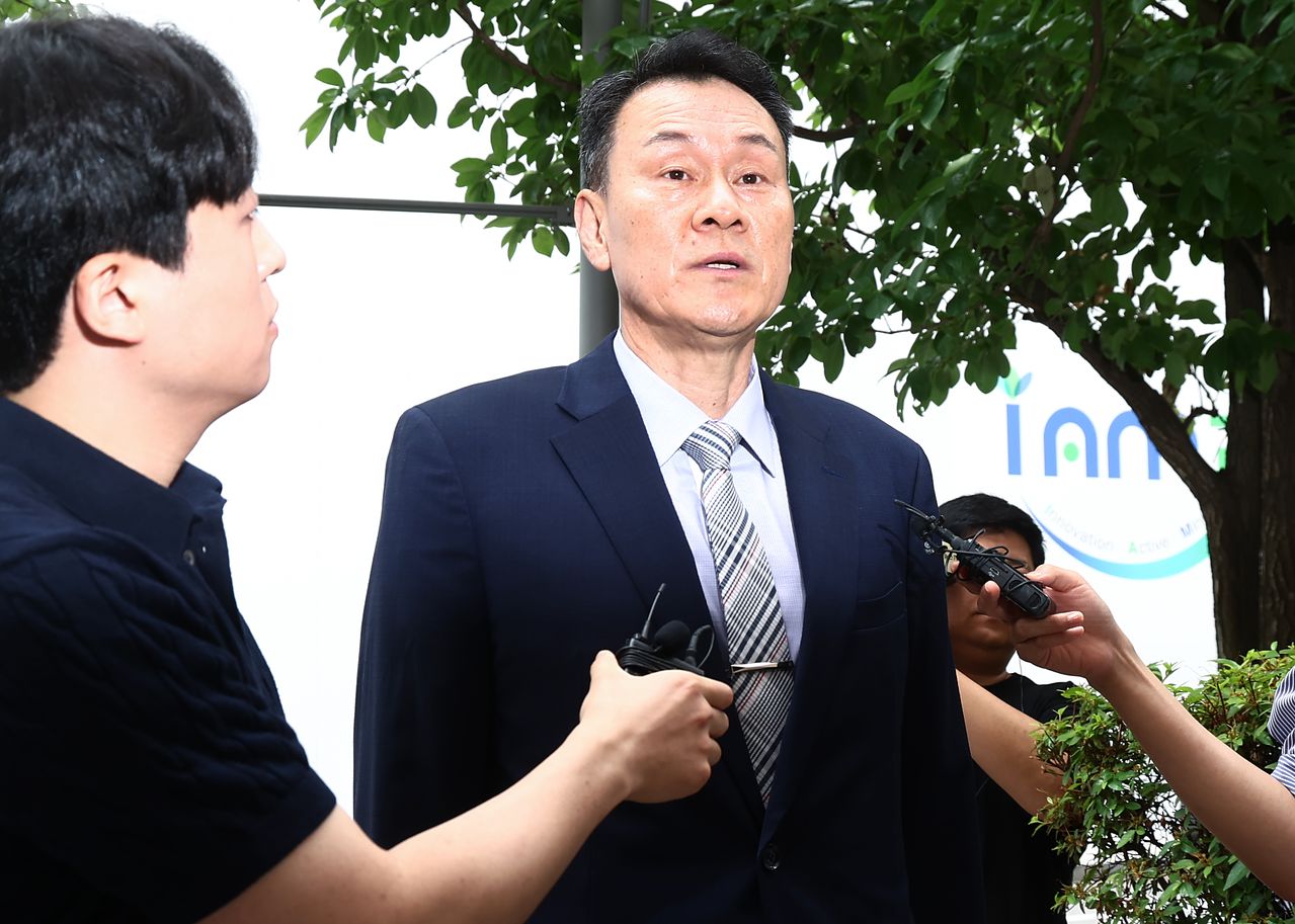 김명수 전 합동참모본부 의장이 22일 오전 내란중요임무종사 등 혐의 관련 피의자 조사를 받기 위해 경기 과천 2차 종합특검 사무실로 출석하며 취재진 질의에 답변하고 있다. 뉴스1