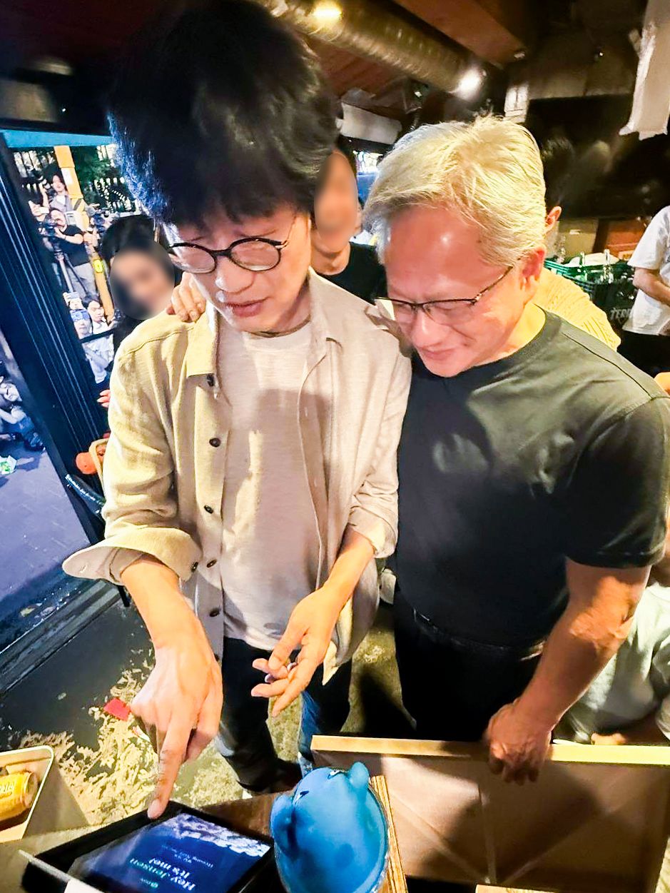 6월 5일 이해진 네이버 이사회 의장이 서울 마포구 홍대 인근의 식당에서 젠슨 황 엔비디아 최고경영자(CEO)와 삼겹살·소맥회동을 가진 뒤 네이버페이 페이스사인으로 결제하고 있다. 사진 네이버