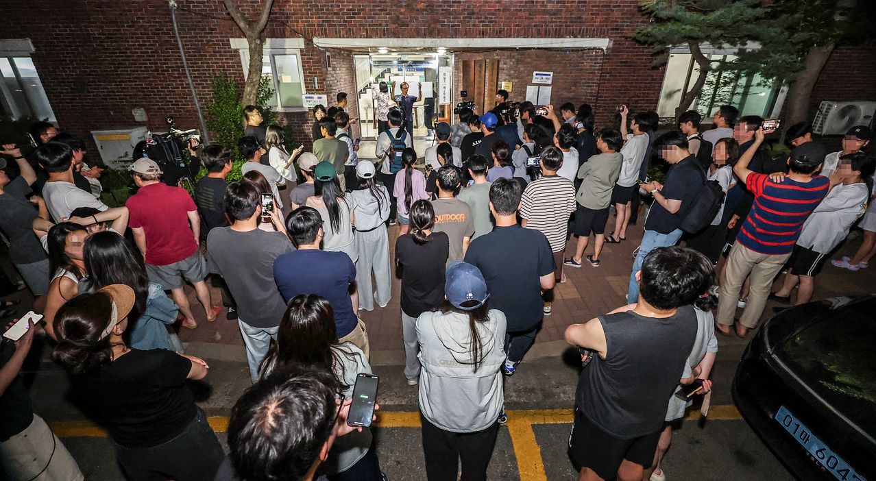 지난 6ㆍ3 지방선거 본투표일인 지난 3일 투표용지 부족으로 투표시간이 오후 10시까지 연장된 서울 송파구 잠실7동 제2투표소 앞에 주민들이 모여 있는 모습. 연합뉴스