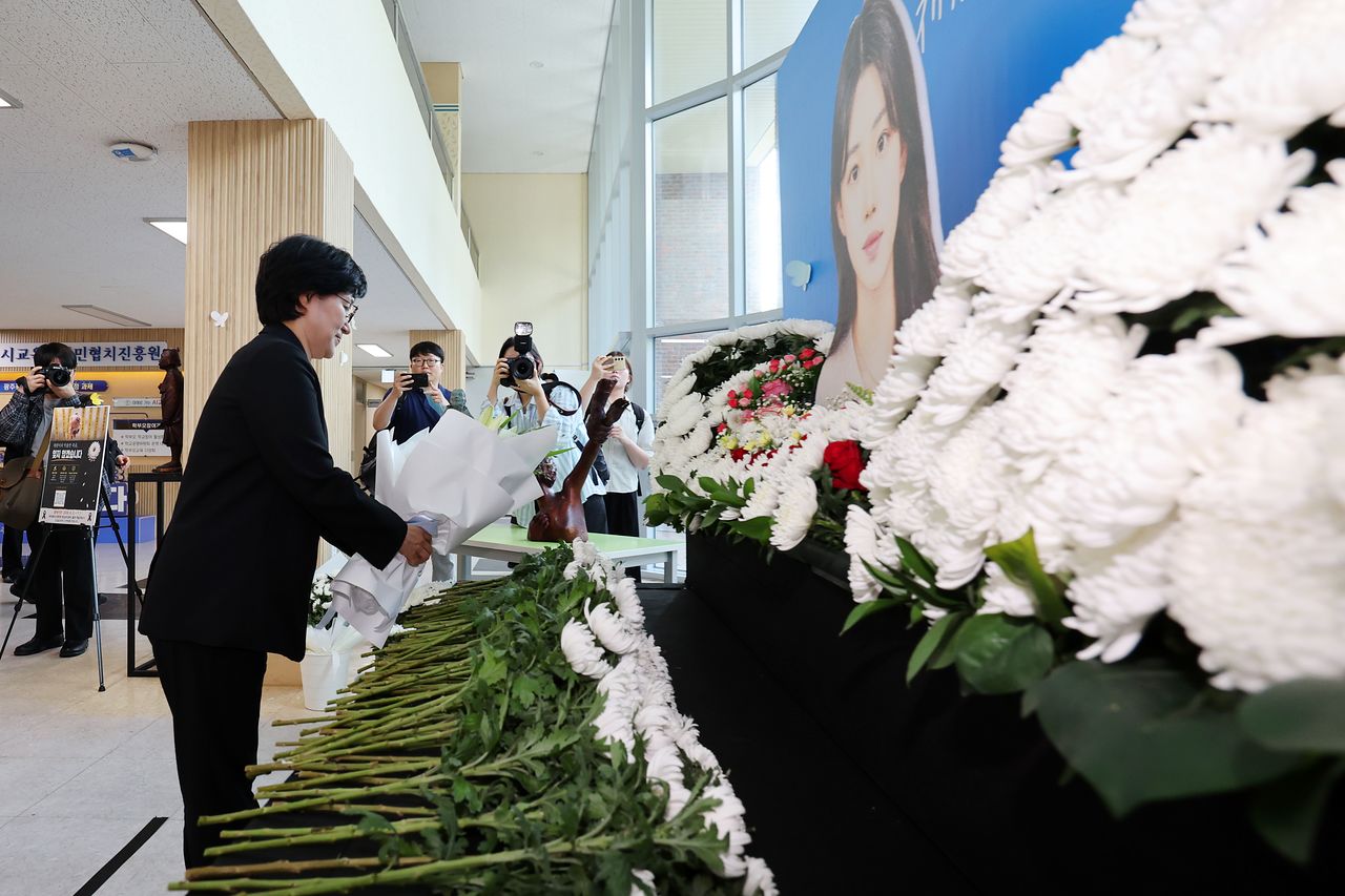 원민경 성평등가족부 장관이 21일 오후 광주 광산구 신창동 광주시교육청 시민협치진흥원에 마련된 고(故) 이채원(17)양의 추모 공간에서 헌화하고 있다.   연합뉴스 
