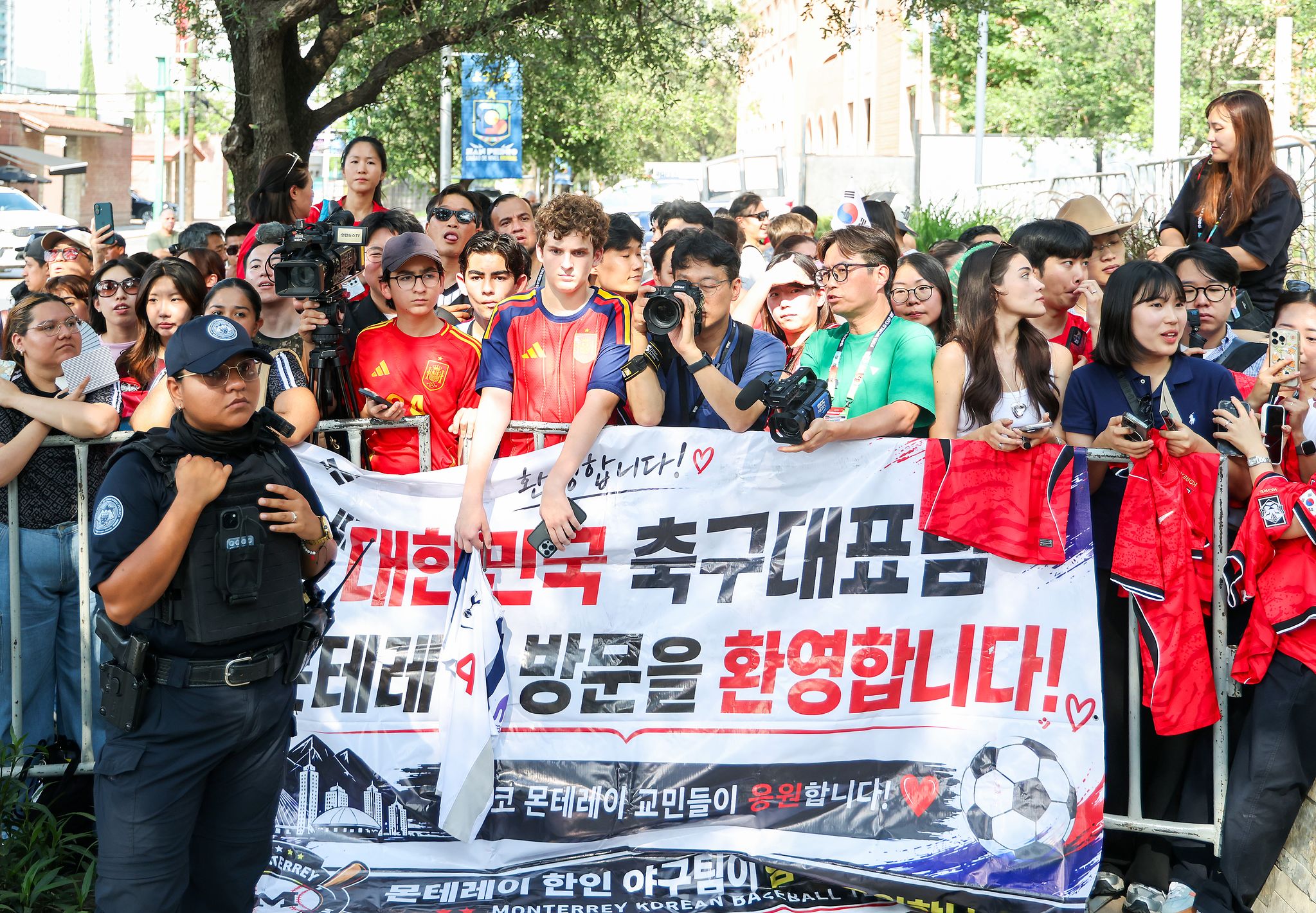 멕시코 교민과 축구 팬들이 21일(현지시간) 2026 북중미월드컵 조별리그 3차전을 위해 몬테레이 호텔로 도착할 예정인 축구 대표팀 선수들을 기다리고 있다. 연합뉴스