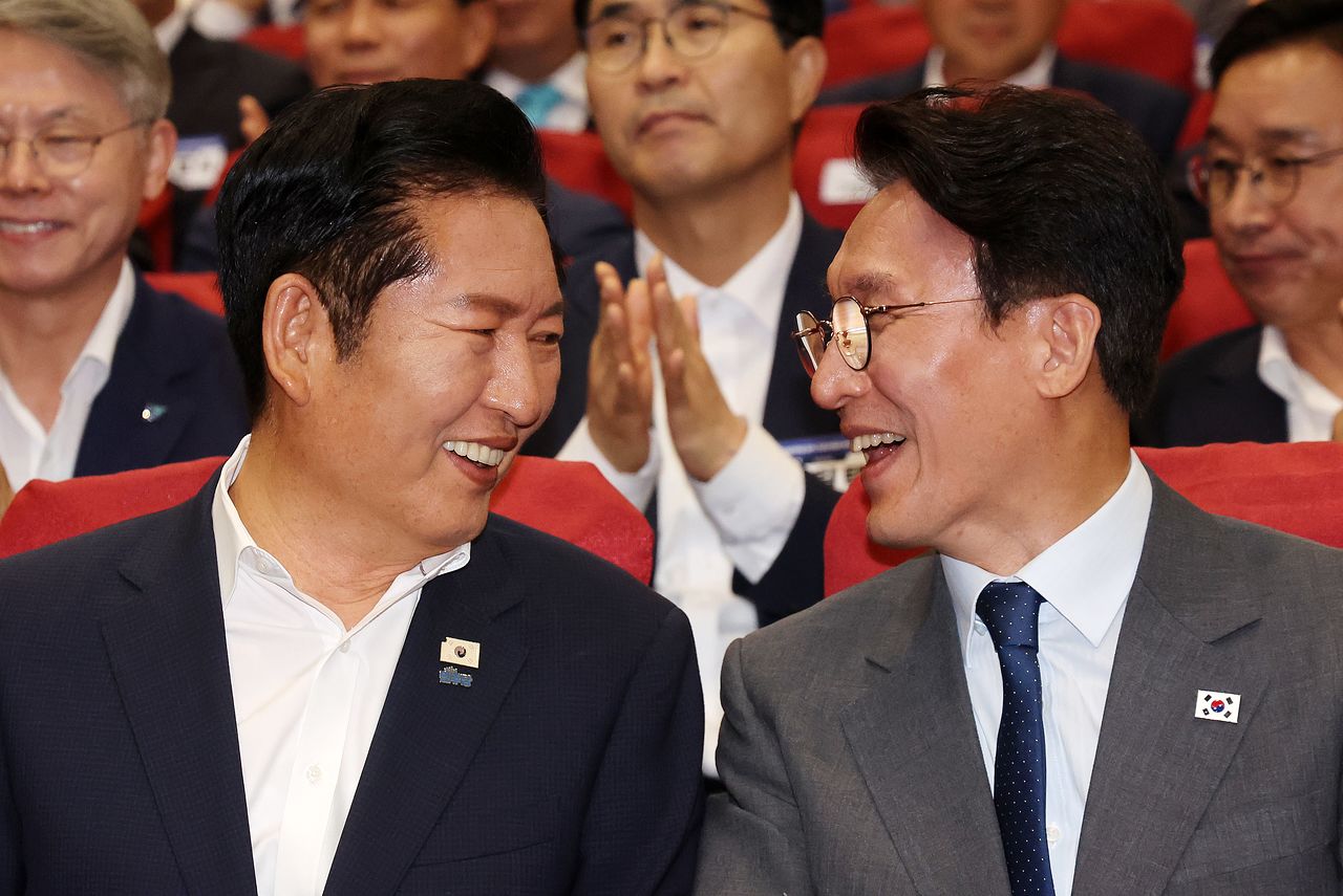 김민석 국무총리와 정청래 더불어민주당 대표가 21일 오후 서울 여의도 국회 의원회관에서 열린 '2026 6·3지방선거 단체장 당선자 워크숍'에서 대화를 나누고 있다. 뉴스1