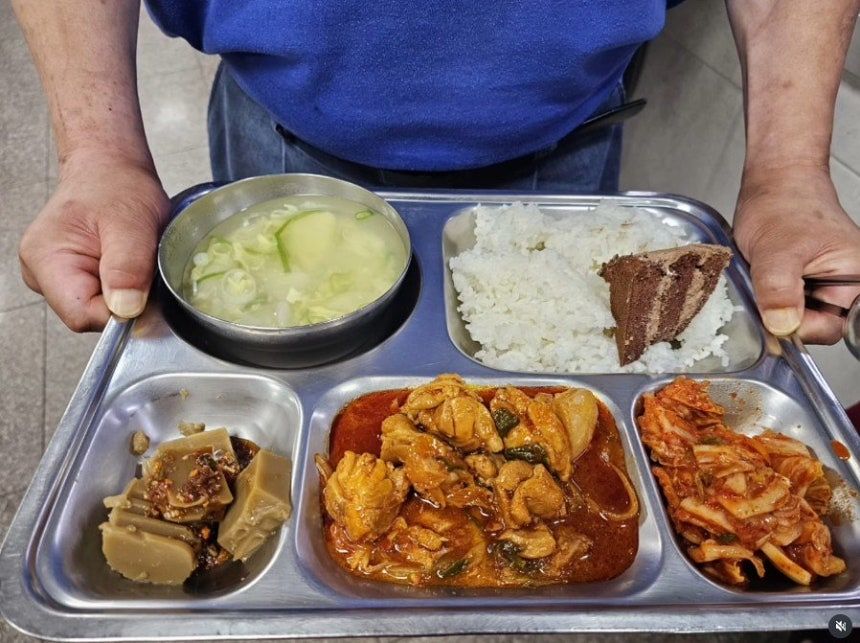 김하종 신부가 지난 13일 자신의 인스타그램에 올린 안나의 집 무료급식 사진. 사진 김하종 신부 인스타그램 캡처