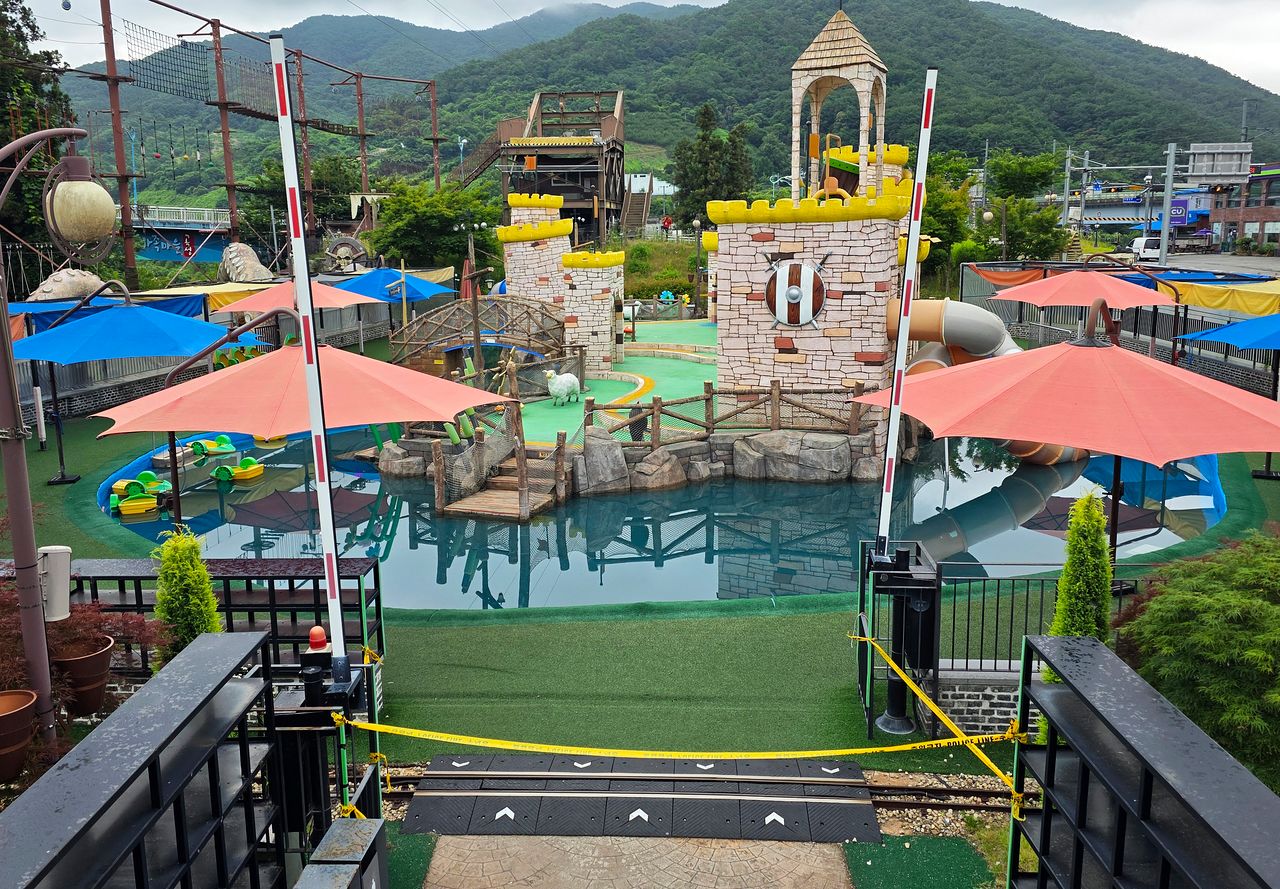 지난 22일 전남 곡성군 한 물놀이시설에 폴리스라인이 설치돼 있다. 경찰은 이날 국립과학수사연구원과 한국전기안전공사 등과 함께 합동감식을 벌였다. 해당 시설에서는 지난 21일 초등생 형제 2명이 물놀이를 하다 의식을 잃고 쓰러져 숨졌다. 연합뉴스