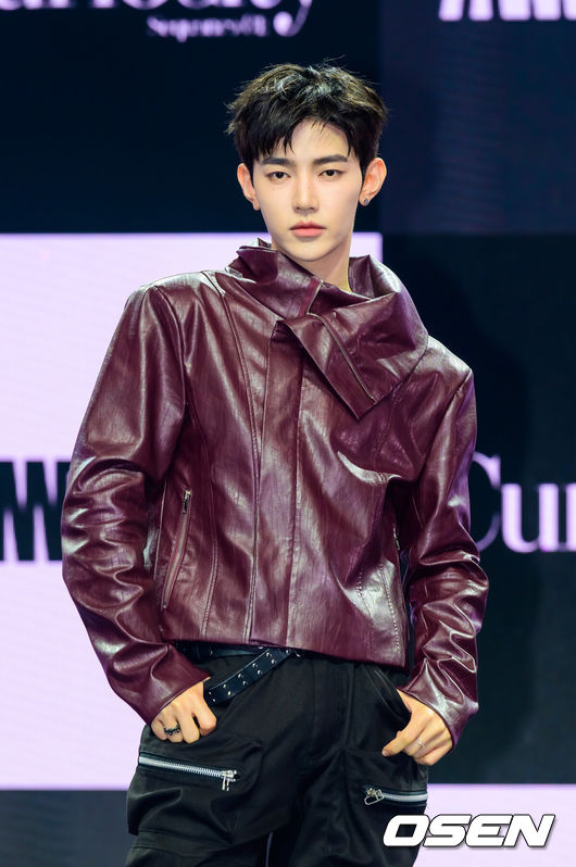 [OSEN=박준형 기자] 26일 오후 서울 블루스퀘에서 그룹 앤더블(AND2BLE) 미니 1집 ‘Sequence 01: Curiosity’ 데뷔 쇼케이스가 진행됐다.앤더블(장하오,유승언,리키,김규빈,한유진)은 YH엔터테인먼트가 약 4년 만에 선보이는 보이그룹이다.그룹 앤더블 멤버 장하오가 포즈를 취하고 있다. 2026.05.26 / soul1014@osen.co.kr