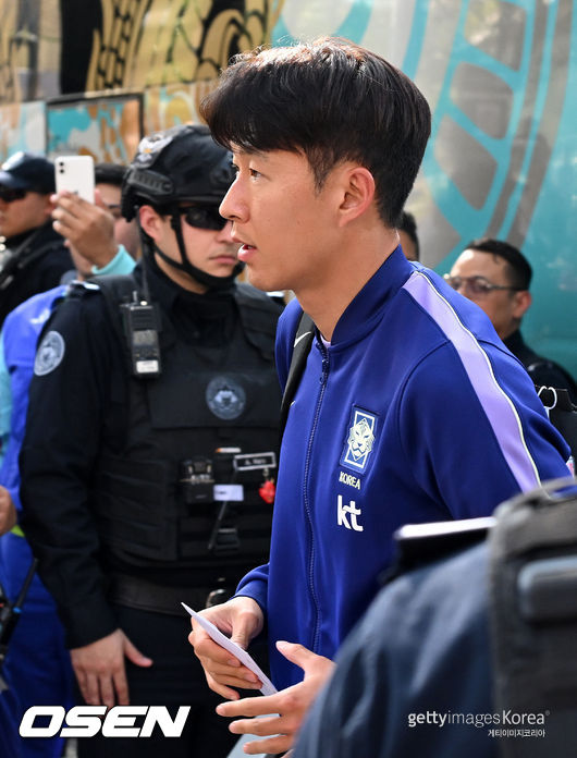 [OSEN=몬테레이(멕시코), 이대선 기자] 홍명보 감독이 이끄는 대한민국 축구대표팀이 22일(한국시간) 멕시코 몬테레이에 입성했다.대한민국 축구대표팀은 오는 25일 오전 10시 멕시코 몬테레이 스타디움에서 남아프리카공화국을 상대로 2026 국제축구연맹(FIFA) 북중미 월드컵 조별리그 A조 최종 3차전을 치른다. 대한민국 손흥민이 대표팀 숙소로 향하고 있다. 20206.06.22 /sunday@osen.co.kr