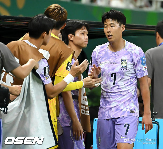 [OSEN=과달라하라(멕시코), 이대선 기자] 홍명보 감독이 이끄는 대한민국 축구대표팀은 19일 오전 10시(이하 한국시간) 멕시코 과달라하라의 에스타디오 과달라하라에서 열린 2026 국제축구연맹(FIFA) 북중미 월드컵 조별리그 A조 2차전에서 멕시코에 0-1로 패했다.이로써 한국은 1승 1패, 승점 3으로 멕시코(승점 6)에 이어 조 2위가 됐다. 체코와 남아프리카공화국이 나란히 승점 1에 머물러 있는 만큼 한국은 남아공과 최종전에서 무승부만 거둬도 조 2위를 확보할 수 있다.후반 대한민국 손흥민이 교체되며 선수들과 하이파이브를 하고 있다. 2026.06.19 /sunday@osen.co.kr