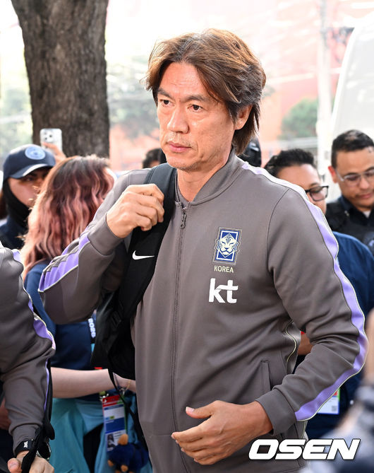 [OSEN=몬테레이(멕시코), 이대선 기자] 홍명보 감독이 이끄는 대한민국 축구대표팀이 22일(한국시간) 멕시코 몬테레이에 입성했다.대한민국 축구대표팀은 오는 25일 오전 10시 멕시코 몬테레이 스타디움에서 남아프리카공화국을 상대로 2026 국제축구연맹(FIFA) 북중미 월드컵 조별리그 A조 최종 3차전을 치른다. 대한민국 홍명보 감독이 대표팀 숙소로 향하고 있다. 20206.06.22 /sunday@osen.co.kr