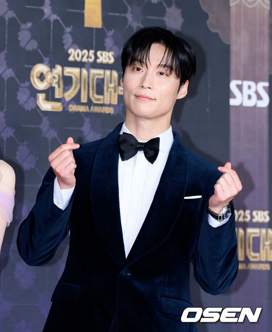 [OSEN=이대선 기자] 31일 오후 서울 마포구 SBS프리즘타워에서 ‘2025 SBS 연기대상’ 레드카펫 행사가 열렸다.‘2025 SBS 연기대상’은 장르를 초월한 연기 신들의 각축전이 예고된 가운데, 고현정, 한지민, 윤계상, 이제훈, 박형식이 대상 후보로 이름을 올렸다.배우 허남준이 포토타임을 가지고 있다. 2025.12.31 /sunday@osen.co.kr