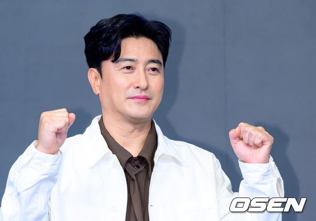 [OSEN=지형준 기자] 21일 서울 구로구 신도림동 더 링크 호텔 서울에서 틱톡 ‘티키티키 타카타카 토크토크쇼’ 제작발표회가 열렸다.틱톡(TikTok)이 처음 선보이는 오리지널 예능 ‘티키티키 타카타카 토크토크쇼’는 축구를 잘 아는 사람은 물론,축구에 익숙하지 않은 사람도 함께 즐길 수 있는 배틀형 토크 예능이다.안정환이 포즈를 취하고 있다. 2026.05.21/ jpnews@osen.co.kr