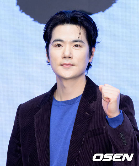 [OSEN=이대선 기자] 18일 오후 서울 구로구 디큐브시티 더 세인트에서 진행된 KBS 2TV 대하드라마 '문무' 제작보고회가 열렸다.'문무'는 약소국 신라가 강대국 고구려와 백제, 그리고 당나라까지 넘어선 끝에 마침내 삼한을 하나로 묶은 위대한 통합의 서사를 그린다.배우 김강우가 포토타임을 가지고 있다. 2025.11.18 /sunday@osen.co.kr