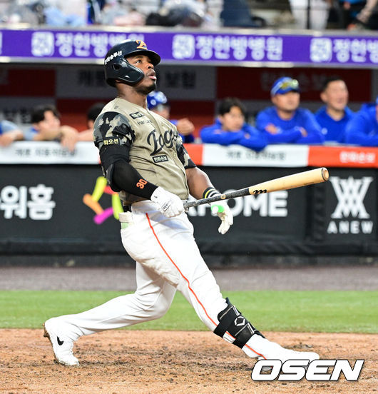 [OSEN=대전, 지형준 기자] 20일 대전 한화생명 볼파크에서 2026 신한 SOL KBO리그 한화 이글스와 삼성 라이온즈의 경기가 열렸다.한화는 왕옌청, 삼성은 장찬희를 선발로 내세웠다.4회말 2사 1,3루에서 한화 페라자가 우월 스리런포를 날리고 있다. 2026.06.20/ jpnews@osen.co.kr