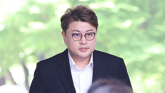 가수 김호중이 2024년 5월 특정범죄가중처벌법상 위험운전치상, 도주치상, 도로교통법상 사고후 미조치, 범인도피방조 혐의로 서울 서초구 서울중앙지방법원에서 열린 구속 전 피의사 심문(영장실질심사)에 출석하고 있다. 뉴스1